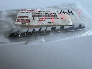 GENUINO TOYOTA 4RUNNER SEQUOIA TACOMA TUNDRA EMBLEMA "LIMITADO" OEM 75455-0C070 - Imagen 1 de 2