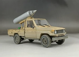 Pickup moderno Toyota 1/35 costruito con modello razzo pesante 80 mm - Foto 1 di 12