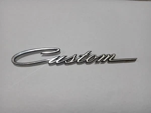 NOS FoMoCo C6AZ-6225622-A1 “Custom” Script Nameplate – 1966 Ford – OEM – New Old - Bild 1 von 7