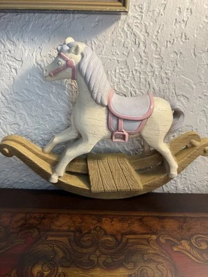 Caballo mecedor de plástico Burwood MCM de colección hecho en EE. UU. decoración colgante Foto 1 de 4