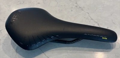 Sillín de carretera de carbono 147 mm (regular) Fizik Antares 00 141 g Foto 1 de 4