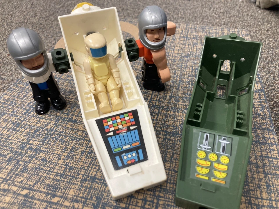 LOT! Vtg 80s CONSTRUX Fisher Price Building toys Men, Figures, Cockpits - Image 1 of 4