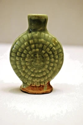 Garrafa de rapé chinesa antiga de vidro Celadon com motivo circular esculpido - 19º Ce - Imagem 1 de 4