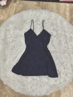 Victorias Secret 复古金色标签缎面尺寸 M 90 年代仙女丝绸佩斯利 — 第 1/4 张图片