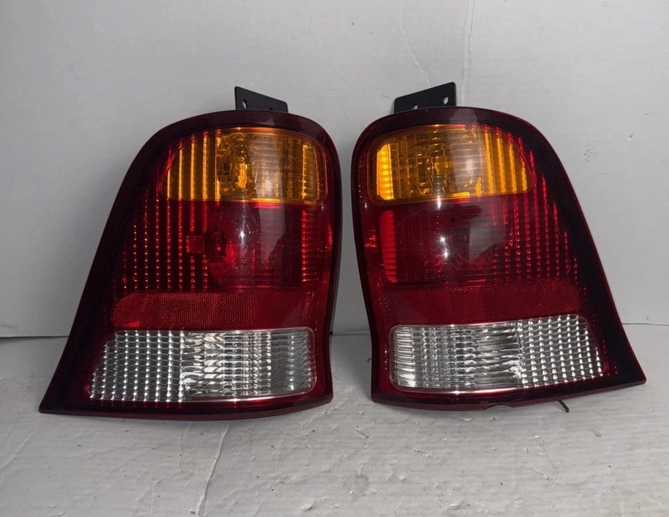 1999 to 2003 Ford Windstar Pair Of Tail lights Foto 1 de 4