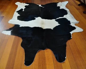 Glossy Black & A Rich Buttermilk Cream - A Beautiful Friesian Cowhide Rug - Foto 1 di 11