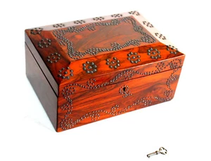 SUPERBE COFFRET BOITE EN BOIS + CLÉ, XIXe S. DECOR CLOUTÉ FAIT MAIN 20,5x14,5x10 - Imagen 1 de 11