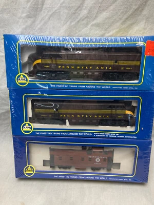 Sealed 3-pac, AHM loco, dummy and caboose. Pennsylvania - Image 1 of 4
