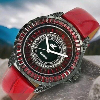 ADEE KAYE TAMAÑO MEDIANO, ESTUCHE IP NEGRO, 3 MANOS PIEDRAS CRISTAL (ROJO)(BLANCO) Foto 1 de 4