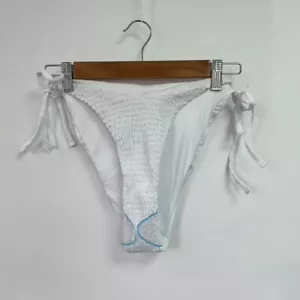 We Are We Wear seitlicher Bikiniunterteil Zoey Crinkle Krawatte. Weiß. Medium. - Bild 1 von 4