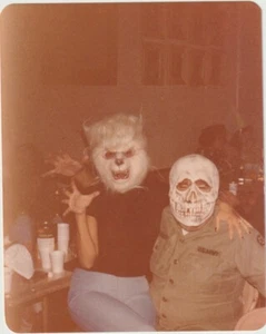 ISTANTANEA VINTAGE: COSTUMI DI HALLOWEEN BAMBINI IN LUPO MANNARO E SCHELETRO - Foto 1 di 1