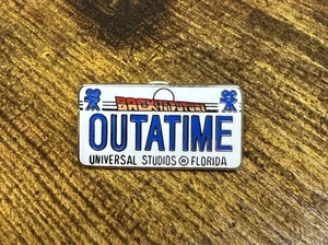 Vintage 1996 Universal Studios Florida OUTATIME Zurück in die Zukunft Nummernschild Pin - Bild 1 von 2