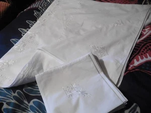 ANCIENNE NAPPE +12 SERVIETTES COTON BLANC BRODERIES MÉCANIQUE - Picture 1 of 10