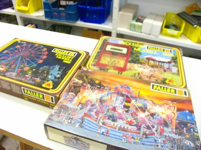 KONVOLUT FALLER BAUSÄTZE 2x EXCLUSIV MODELLE-1985-1989 + 1x KIRMES MODELL AH1210 - Bild 1 von 4