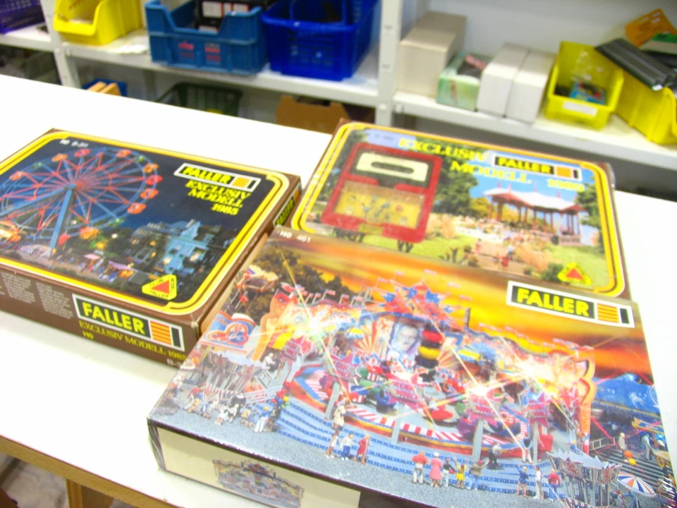 KONVOLUT FALLER BAUSÄTZE 2x EXCLUSIV MODELLE-1985-1989 + 1x KIRMES MODELL AH1210 - Bild 1 von 4