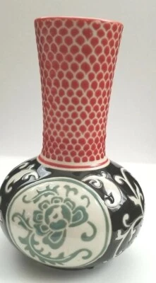 Jarrón decorativo de cerámica esmaltada en relieve Pier 1 de 6" Foto 1 de 4