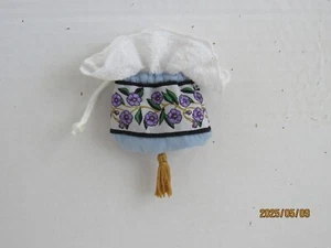 MUÑECA AMERICAN GIRL NELLIE'S BOLSO CON CORDÓN MONEDERO CONJUNTO AZUL CON FLORES - Imagen 1 de 2