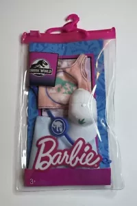 Mattel Jurassic Park Barbie Fashion Dino Tank Jeansrock Hut gratis Outfit Neu - Bild 1 von 2