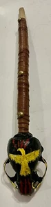 Häuptling von Wesget Sipu / Mi'kmaq Micmac Stamm Indianer Tier Schädel Rassel - Bild 1 von 7