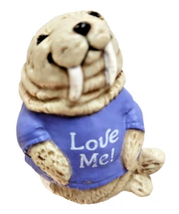 Hallmark PIN Camicia Racconti Vintage WALRUS Love Me 1980 Spilla - Foto 1 di 3