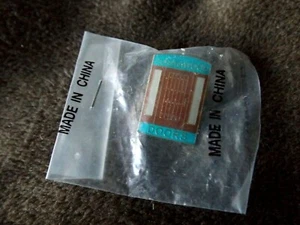 HERBST HOLZTÜREN MARKETING / WERBE PIN * NEU IN VERPACKUNG * KLEINE ANSTECKNADEL * - Bild 1 von 3