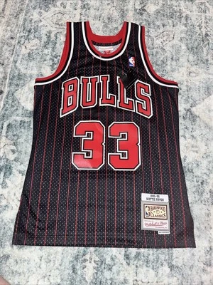 New Chicago Bulls 1995-96 Scottie Pippen #33 Mitchell & Ness Swingman Jersey SM - Image 1 of 4