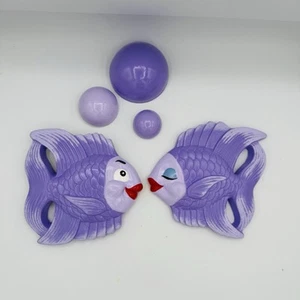Wall Chalkware Kissing Fish Anthropomorphic Kitschy Kitsch Wall Plaque VTG Style - Picture 1 of 2