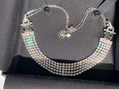 COLLAR CHARM CHANEL 2022A TONO PLATA CC 19 LOGO CRISTALES BLANCOS Y NEGROS Foto 1 de 4