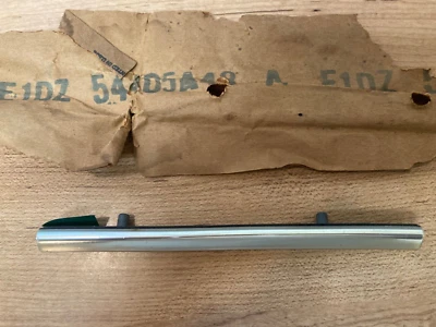 Ford Granada 1981-1982 NOS moldura de puerta de gas/combustible E1DZ-54405A48-A Foto 1 de 4