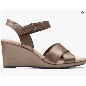 Clarks Sandalo Donna Lafley Clara con Zeppa, Tessuto Metallizzato, 9,5 - Foto 1 di 9