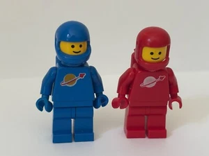 Lego Vintage Astronaut Minifigure Red and Blue Classic Space solid stud head - Picture 1 of 5