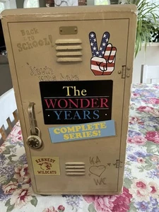 The Wonder Years Complete Series TIN LOCKER Edtn (DVD, 2014 26-Disc) Brandneu - Bild 1 von 7