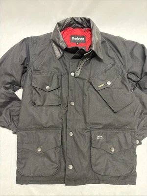 JAQUETA DE CAMPO BARBOUR X DEUS EX MACHINA ENCERADA REBITE PRETA EDIÇÃO LIMITADA TAMANHO MÉDIO M - Imagem 1 de 4