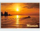 Pocztówka Zachód słońca zamienia to jezioro Minnesota w płynne złoto USA