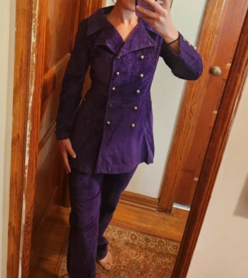 Conjunto de traje pantalón de terciopelo aplastado informal campus púrpura años 60/70 de colección Foto 1 de 4