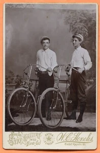 Cedar Rapids, IA, Portrait von 2 jungen Männern mit Fahrrädern, von Heneks, um 1892 - Bild 1 von 3