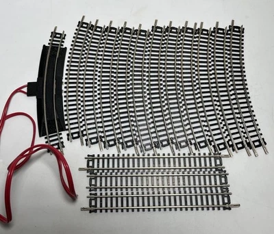 Lot of 15 Pcs / N Scale Bachmann Curved & Straight Track 9-3/4”R & 5” Straight - Image 1 of 4