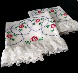Vtg Hand Embroidered Hearts & Floral Pillowcases Ruffle Edge Set of 2 - Picture 1 of 7