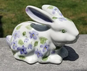 ANDREA BY SADEK: BANCO DE MONEDAS DE CONEJO DE PORCELANA 6,25" VIOLETAS BLANCAS MORADAS - Imagen 1 de 12