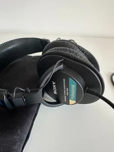 Sony MDR-7506 Closed-Back Studio Monitor Headphones Wired 10Hz to 20kHz Unused - Picture 1 of 7