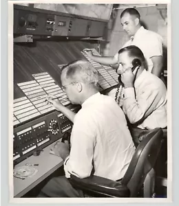 Foto de prensa de Eugene Johnson en el Centro de Control de Tráfico Aéreo Oakland California 1958 - Imagen 1 de 2
