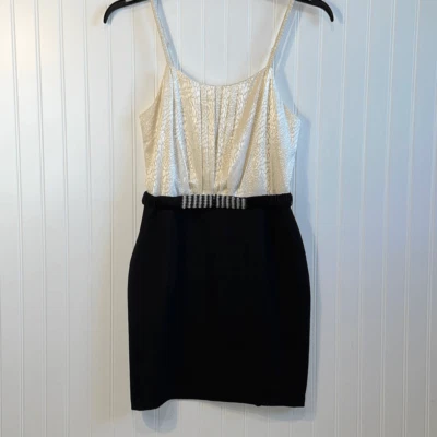 Vestido Love 21 ajustado sin mangas con cinturón de cuentas talla M Foto 1 de 4