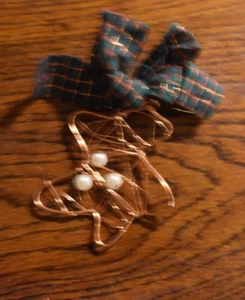 Vintage Abstract Gold Wire & Beads w/ Tartan Bow Christmas Ornament - Picture 1 of 1