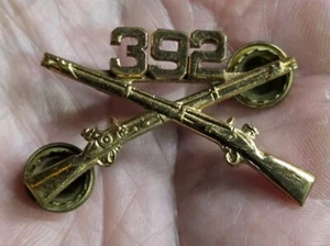 WWII Infantry 392nd Officers Numbered Crossed Rifles / Screwback - Picture 1 of 3