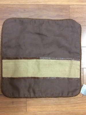 FUNDA ALMOHADA CASA MOBILE "NUEVA" 20" CUADRADA MARRÓN ARPILLERA RIBETE TRENZA RIBETE Foto 1 de 4