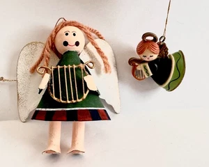 2 adornos de ángel de Navidad en vestido verde tocando arpa lata y resina vintage - Imagen 1 de 8