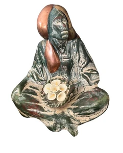 Donna seduta ottone e ceramica ceramica ceramica nativi americani con cesto gigli dalia - Foto 1 di 20