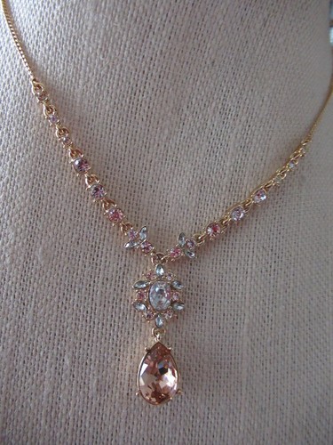 Collana Givenchy Pretty G Toned "Y" nuova con etichette pesca chiara pietre chiare $78