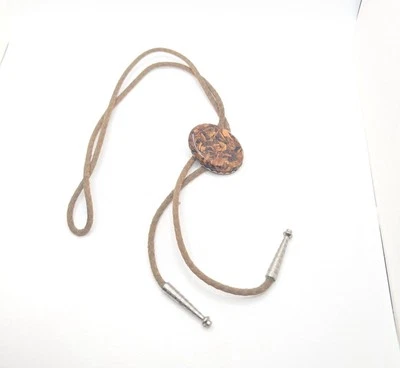 Corbata Bolo Vintage Madera Astillada Latón Años 70 Retro Vaquero Latón Para Hombres Unisex Hombre LGBTQ Foto 1 de 4