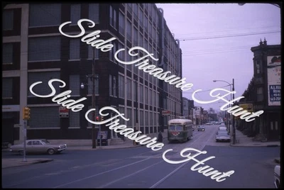 Carro de tracción PTC ferrocarril escena callejera Philadelphia 35 mm extensión años 60 Foto 1 de 3